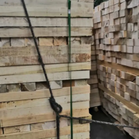 长年生产杨木托盘料，和长度3米/4米的樟子松，落叶松工程方等板材！