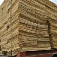 出售大量杨木单板，规格1.27米*0.64米，厚度1.3毫米，质量可以！