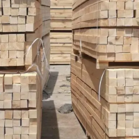 我工厂大量出售杨木托盘料，长度1米，1.1米，1.2米，宽度8厘米，厚度1.7厘米！