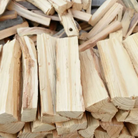 本人长期大量销售松木烧火柴，都是干的，吉林地区可送货！