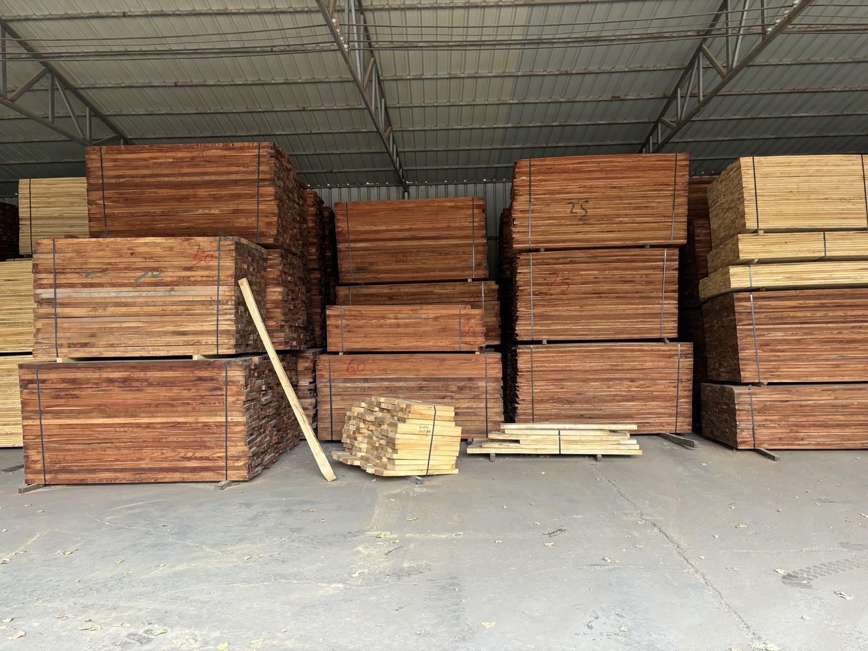 本公司常年经营，榆木，黄杨，红春木，国产黑胡桃板材